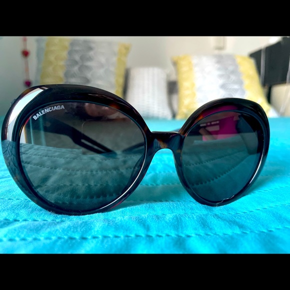 Balenciaga
56MM Oversized Sunglasses
One Size
Shiny Brown - Picture 1 of 9